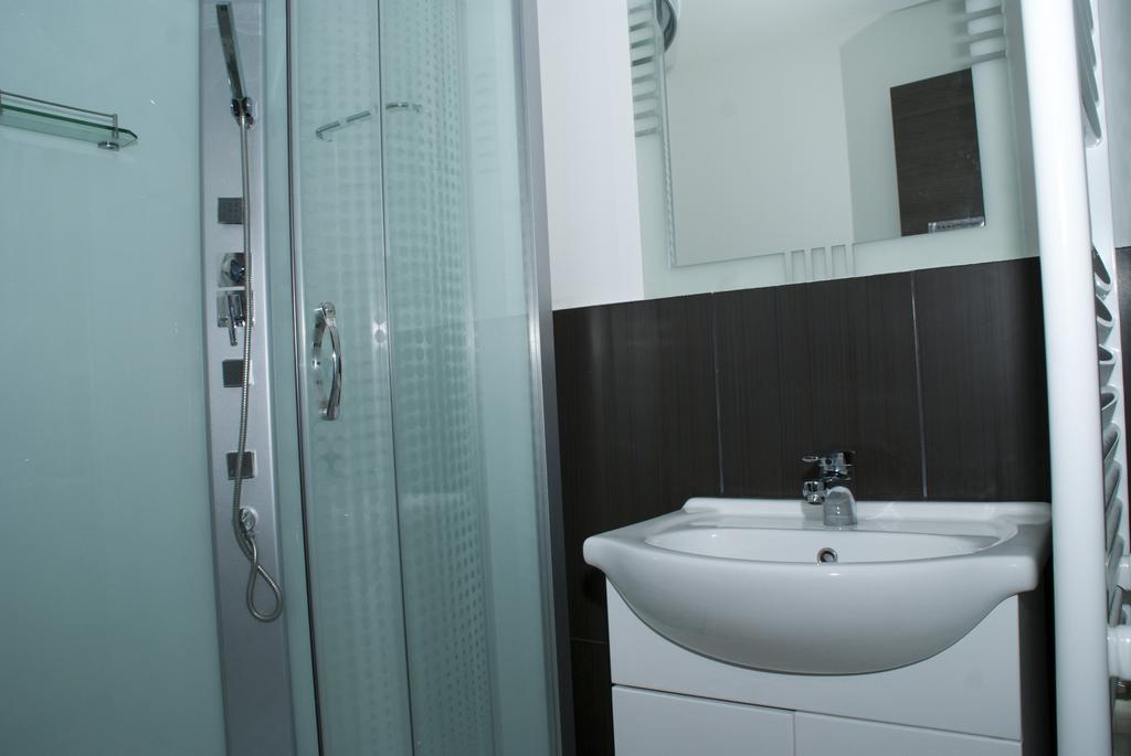 Hotel Otopeni Quarto foto